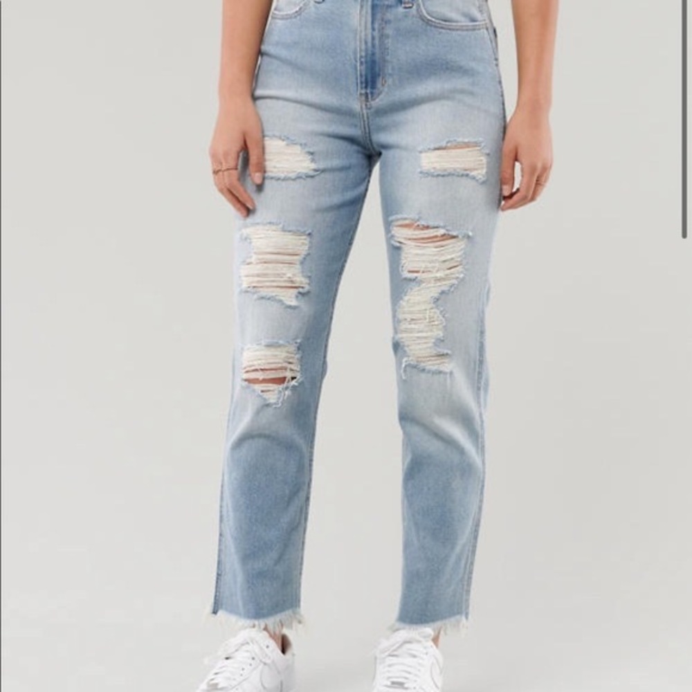 Hollister Ultra High-Rise Ripped‎ Light Wash Mom Jeans Sz 26